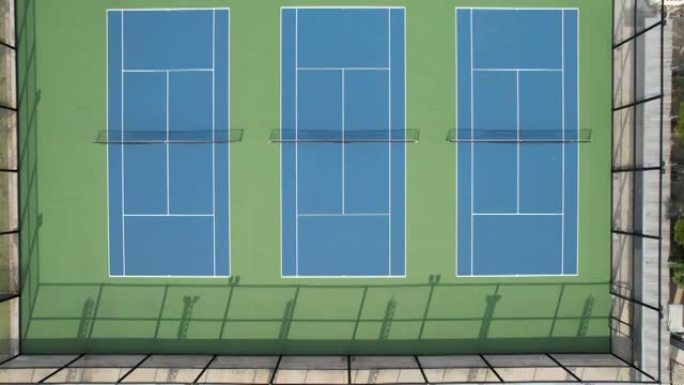 空网球场的鸟瞰图