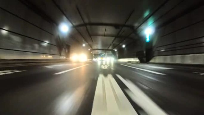 雨后开车穿过高速公路隧道/后面的景色。