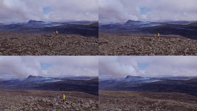 在冰岛的岩石场上，勇敢的旅行者爆发火山