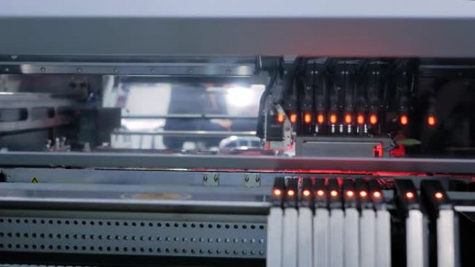 自动贴片取放机组装电脑印刷电路板
