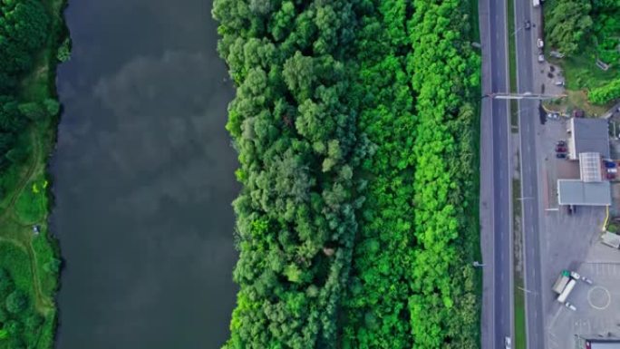 许多汽车从河上上方堵车