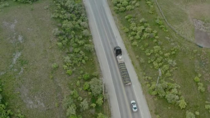 卡车在转弯的道路上行驶的空中无人机视图。顶视图