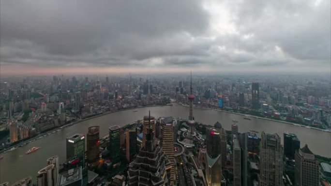 傍晚时分，上海城市的时间流逝，上海天际线的鸟瞰图，云层移动，地标上的灯光闪烁，4k镜头，b滚动镜头。