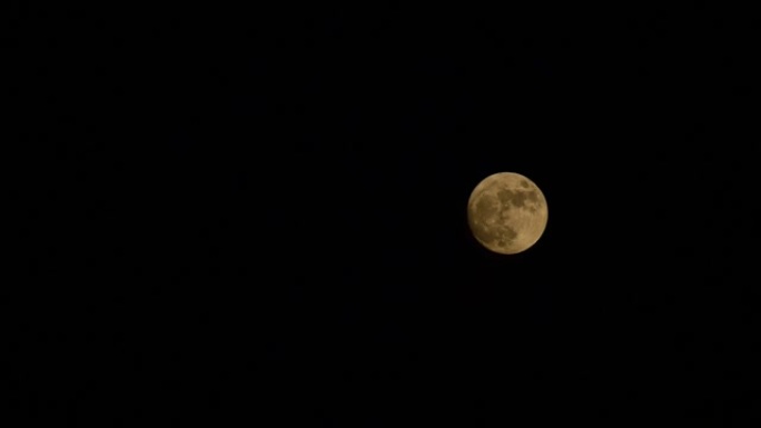 黑暗的夜空周围令人惊叹的满月景色，满月是从地球的角度来看月亮似乎完全照亮的月相