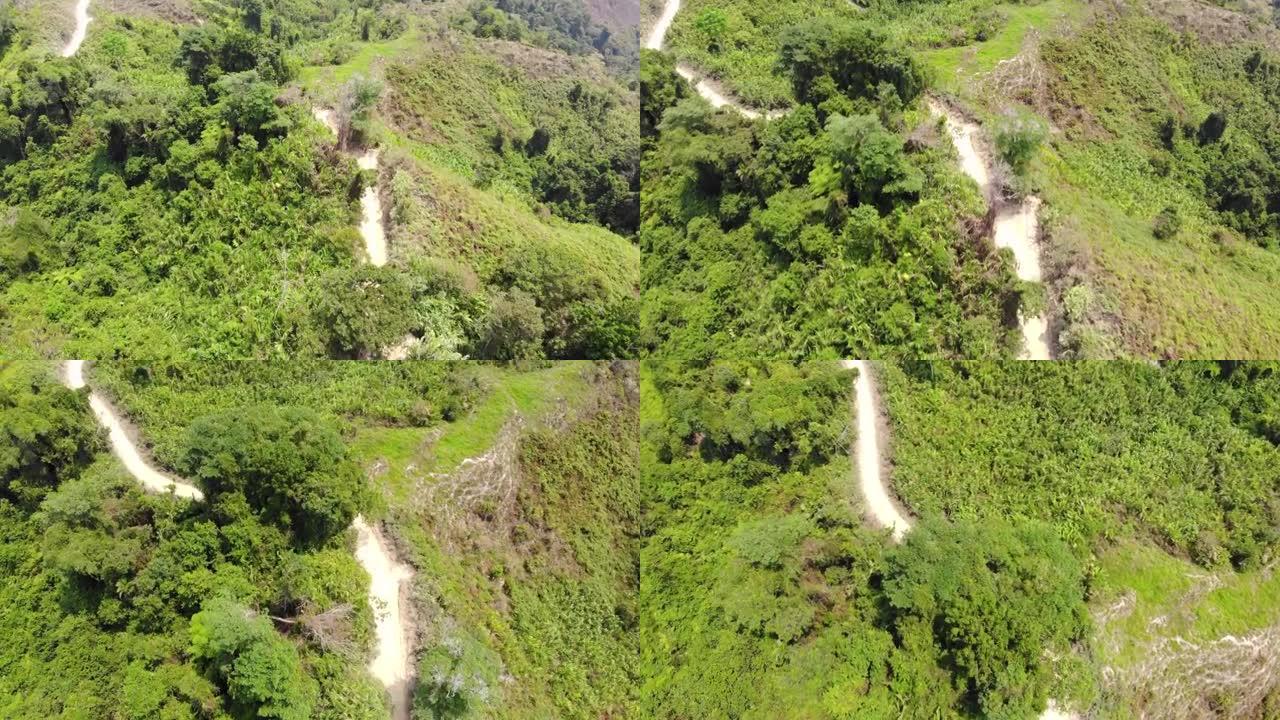 哥伦比亚圣玛尔塔失落的城市，在许多植被中间的土路上拍摄了一辆摩托车的全景照片。