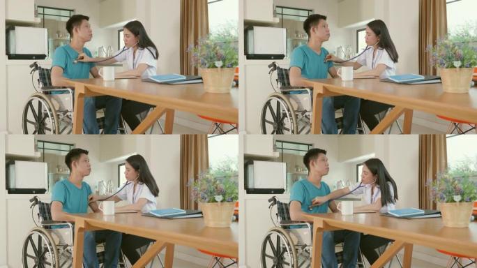 照顾者与坐在轮椅上的病人交谈并进行健康检查