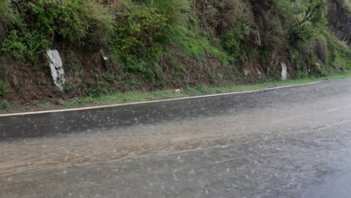 印度喜马偕尔邦山区公路上的大雨