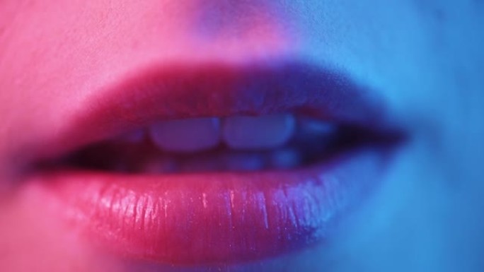 霓虹灯下的女性嘴唇。女性气质和性的概念。
