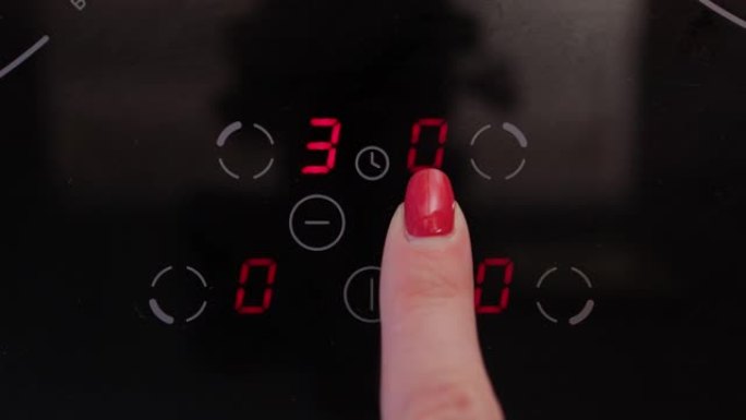 女人打开电磁炉