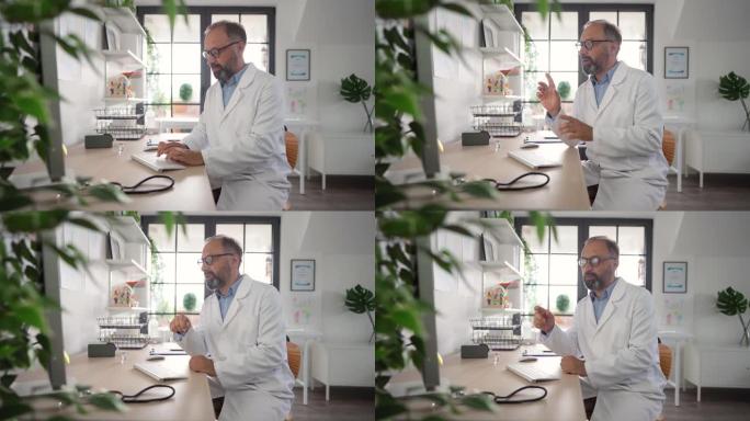一位成熟的男性医生在办公室与患者进行视频通话
