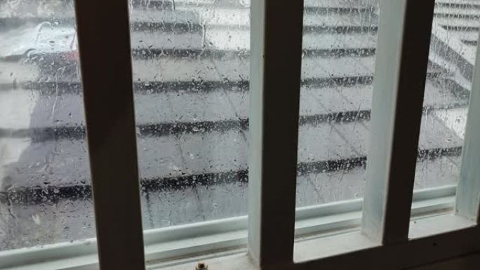 用铁架在窗玻璃上的雨滴。