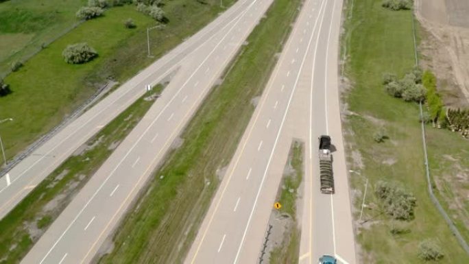 空中无人机拍摄卡车在转弯的道路上行驶。