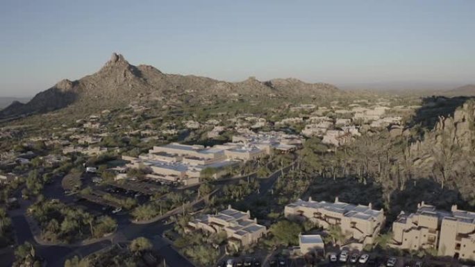 无人机鸟瞰图高尔夫球场社区亚利桑那州斯科茨代尔