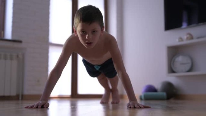 室内训练肌肉运动休闲活动生活方式中主动健康的小孩从地板上俯卧撑