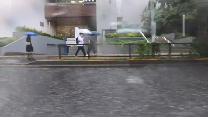 雨天开车穿越城市/侧视图