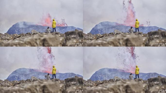 风景如画的游客欣赏火山爆发的风景