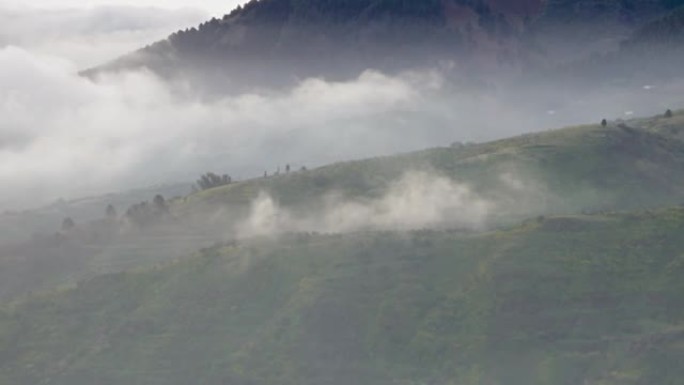 超低雾覆盖了西班牙加那利群岛大加那利岛Tejeda破火山口的山丘。