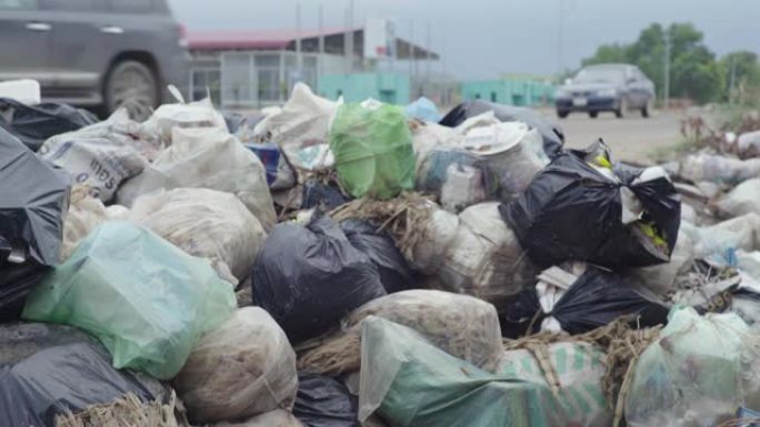 倾倒塑料垃圾。西哈努克城。柬埔寨。亚洲