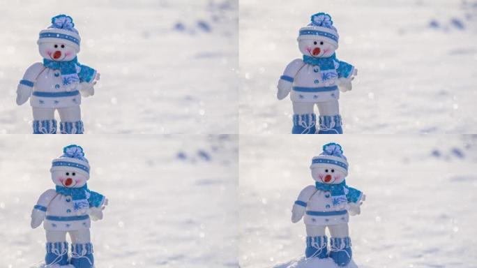 玩具搞笑雪人站在雪中在一个阳光明媚的冬日，下雪了。