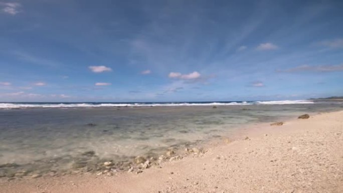 旋转180度的金属深绿色蓝色清澈泻湖与多石海滩在平静和平的阳光明媚的日子俯瞰到附近的海洋海浪喷雾旋转