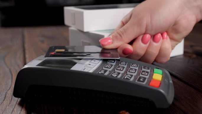 用信用卡支付发票或购物的特写镜头。