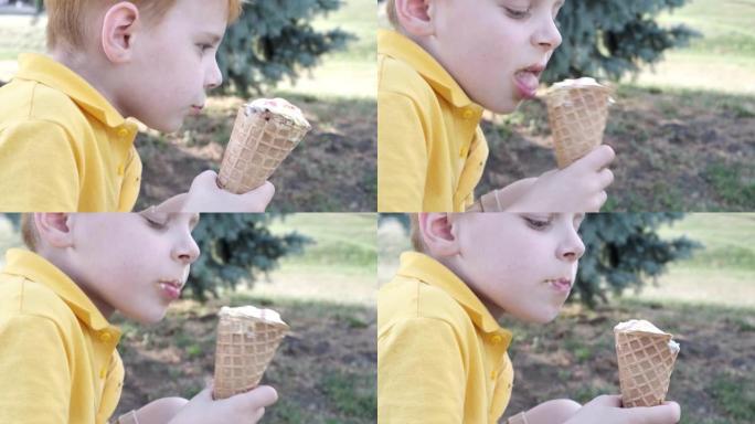 夏天，小男孩在街上的华夫饼杯里吃冰淇淋。