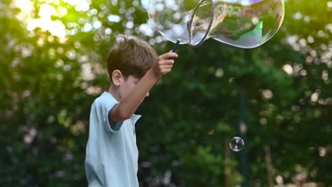 一个小男孩拿着一根巨大的泡泡棒在后花园玩耍。