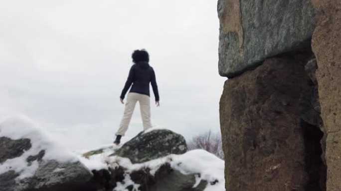 冬季徒步旅行的女人在雪地自然背景中行走