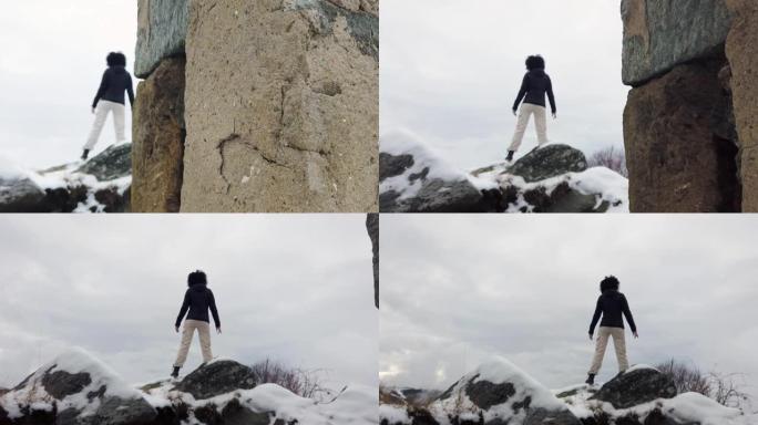 冬季徒步旅行的女人在雪地自然背景中行走