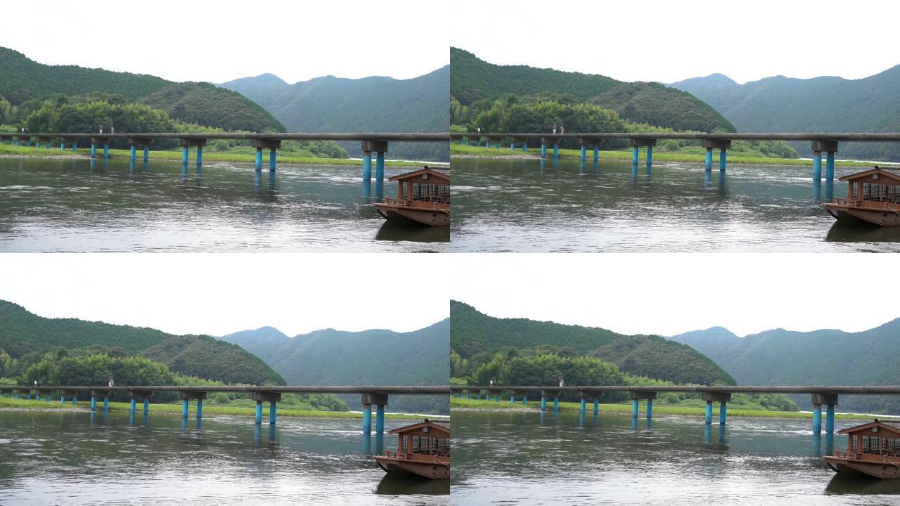 高知县四万托河上的沉陷桥和船屋