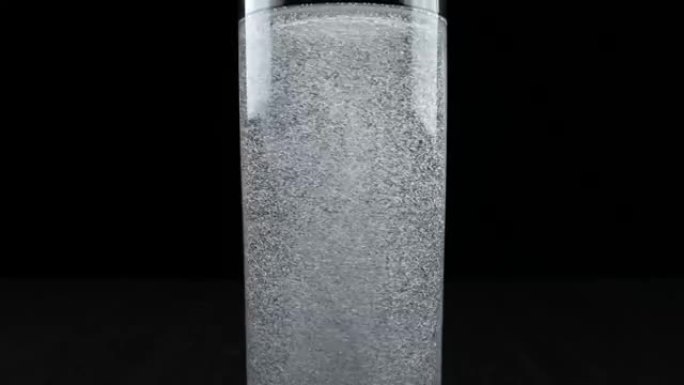 在一杯水中搅拌油泡。油水密度概念