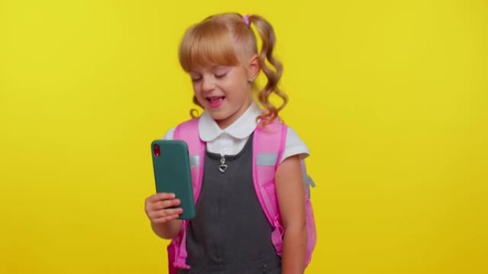 穿着制服的女学生儿童博客写手自拍，在手机上录制社交媒体视频