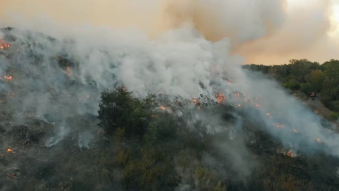 垃圾场着火时的鸟瞰图，燃烧污染了环境。生态灾难