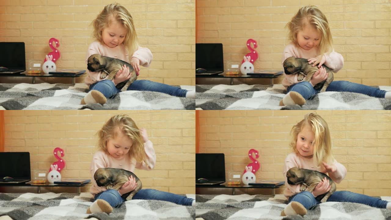 小女孩坐在床上轻轻地抚摸着她的小狗