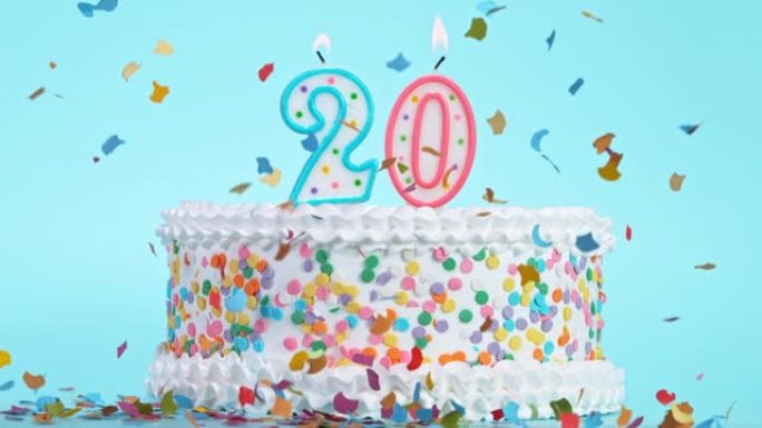 生日蛋糕，燃烧着20号五颜六色的蜡烛