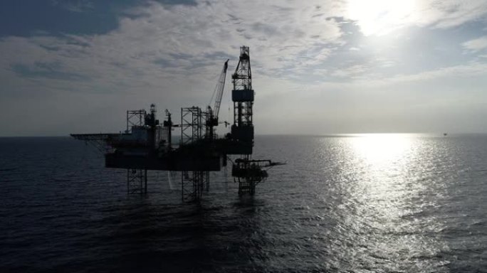 海上石油平台的空中拍摄在白天工作