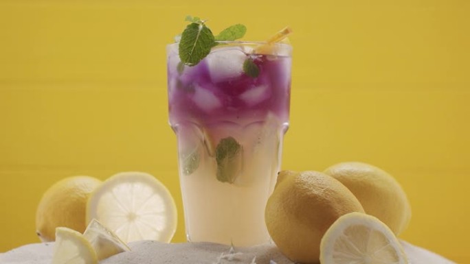 清爽的柠檬水鸡尾酒配冰和薄荷小叶落在沙滩上
健康冰柠檬饮料排毒倒入玻璃杯中。冰柠檬饮料是一种健康的饮