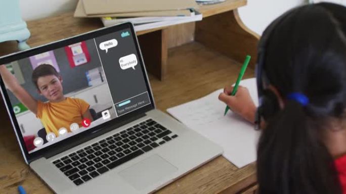 女学生在家中使用笔记本电脑进行在线课程，并在屏幕上与她的同事和网络聊天