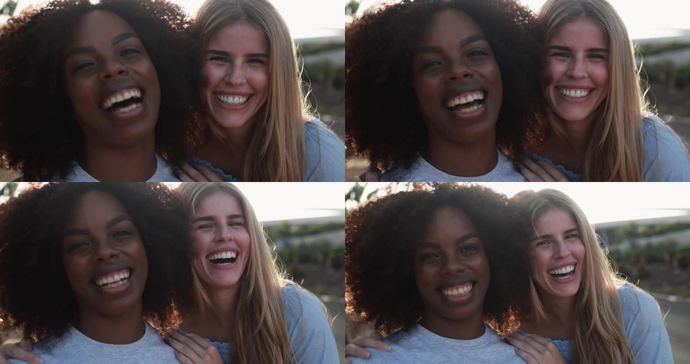 多种族女孩在城市的镜头前微笑-具有不同肤色和友谊概念的女性
