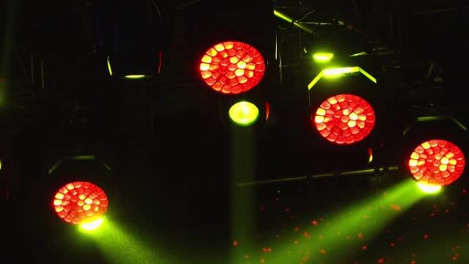 多色舞台led灯，音乐会上的灯光表演