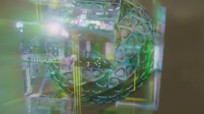 用先进技术的计算机板在玻璃方形立方体内旋转球体
