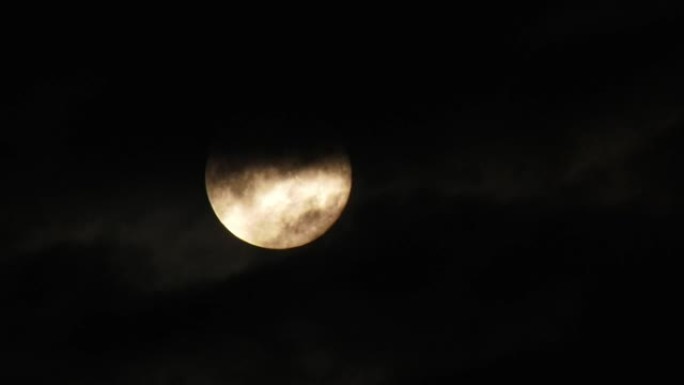 蓝月亮2021年8月22日。蓝月亮舞。罕见的满月。天文现象。黑暗夜云背景下的月亮