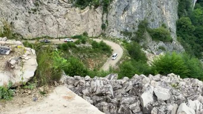 汽车沿着吉塞尔登峡谷的危险道路行驶。俄罗斯北奥塞梯。