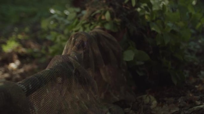 狙击兵在森林中透过光学视野的特写镜头