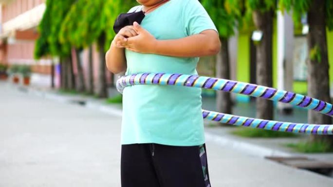 亚洲男孩玩呼啦圈，学校假期在学校锻炼，停止新型冠状病毒肺炎