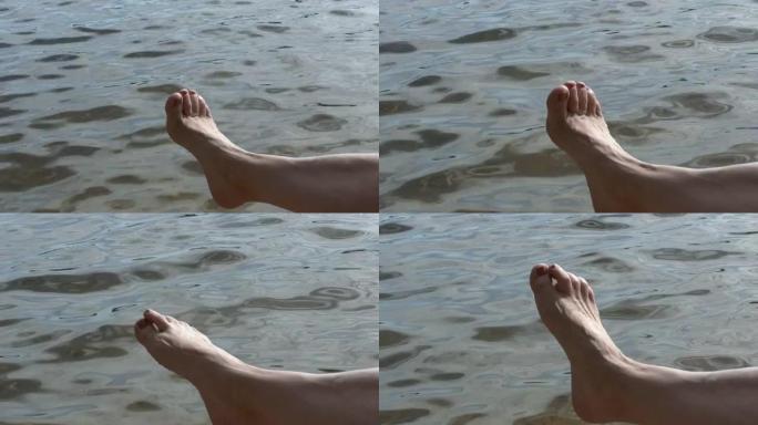 背景是水的高加索女性腿的特写镜头。