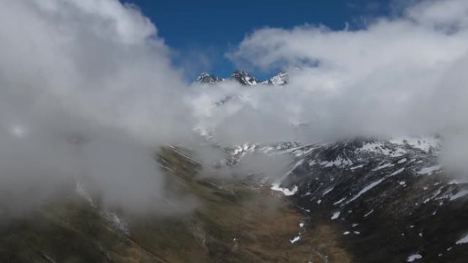 雪山和烟雾山