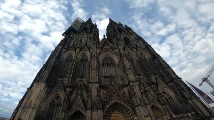 德国科隆大教堂的低角度视图。第三人称田园风光