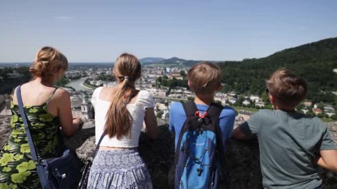 从Hohensalzburg堡垒看萨尔茨堡景色的家庭