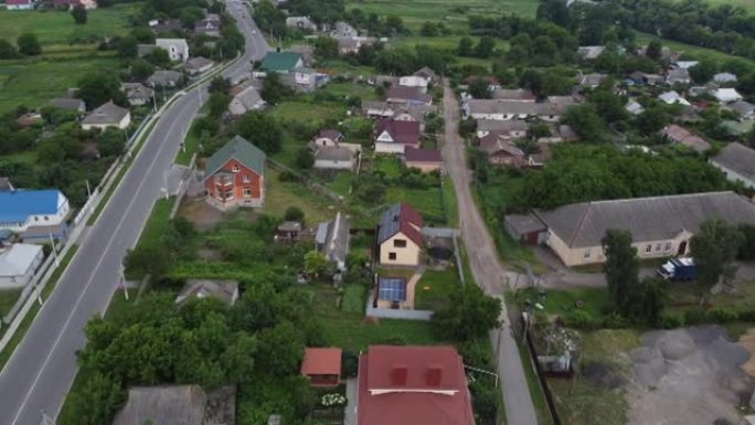 乡村道路的鸟瞰图。沿路的稻田景观。公路通过耕地，农村。